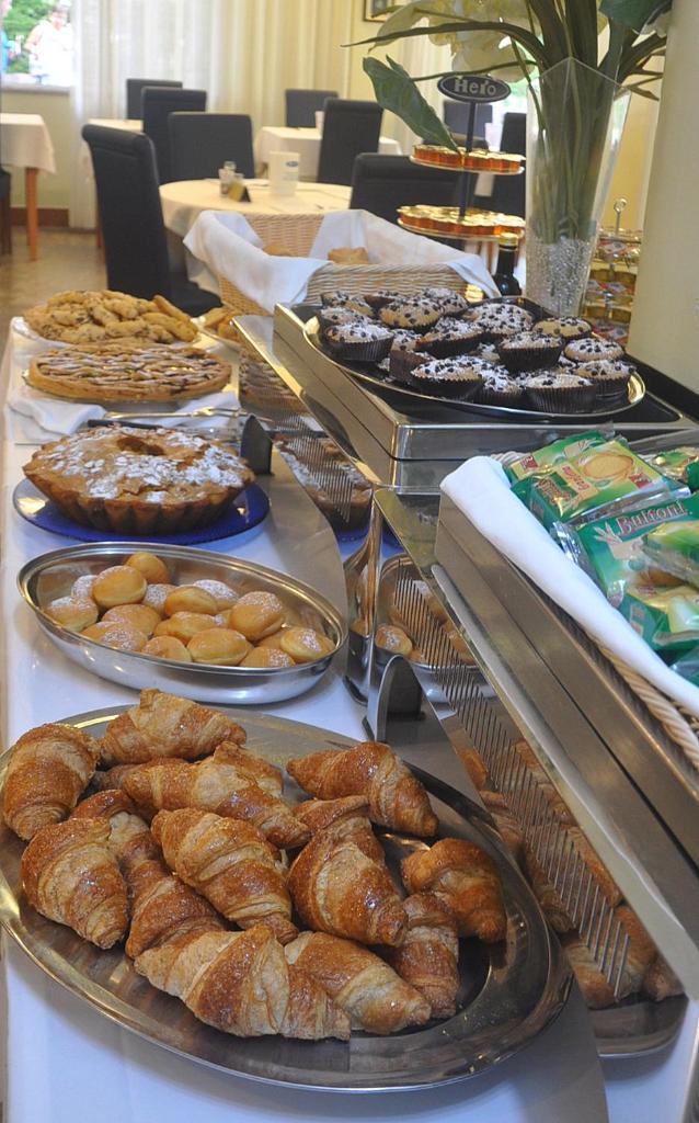 - un buffet de viennoiseries et de pains sur une table dans l'établissement Hotel Beach, à Tortoreto Lido