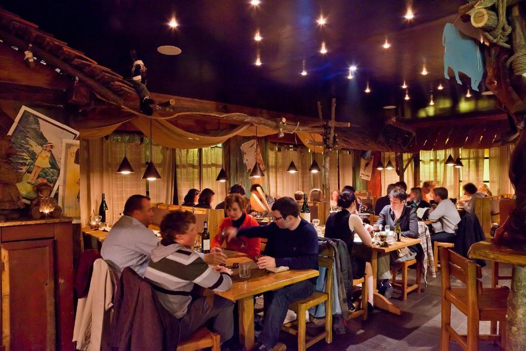 un groupe de personnes assises à des tables dans un restaurant dans l'établissement Résidence Les Balcons Platinium Val Thorens, à Val Thorens