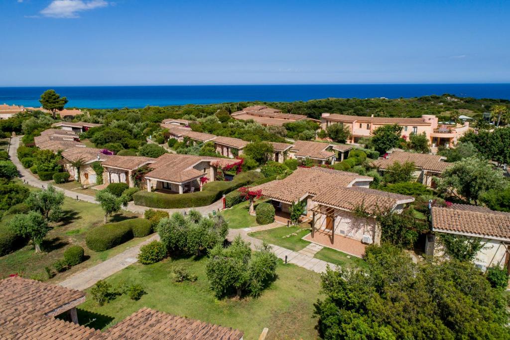 une vue aérienne d'une maison dans l'établissement Sant'Elmo Beach Hotel, à Castiadas
