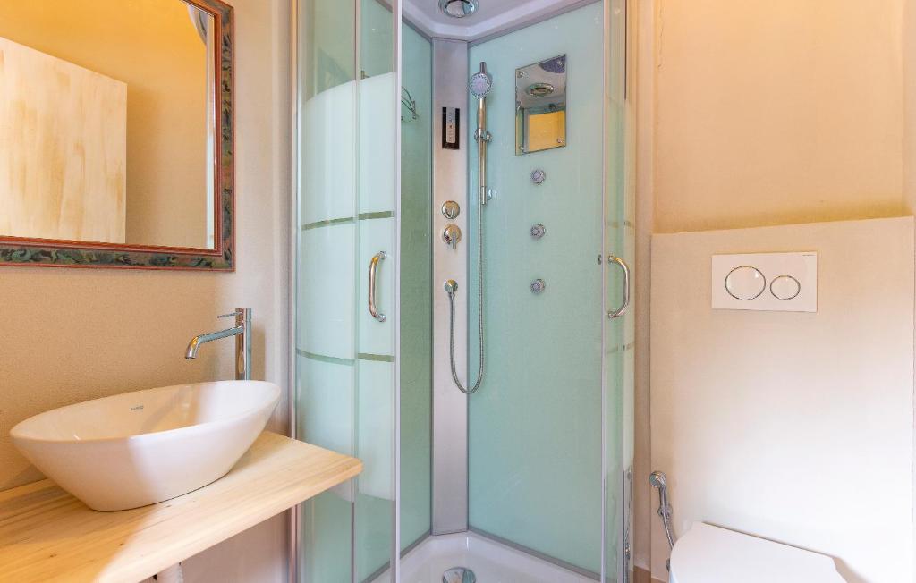 une salle de bain avec une douche en verre et un lavabo dans l'établissement Villa Contessa, à Bagni di Lucca