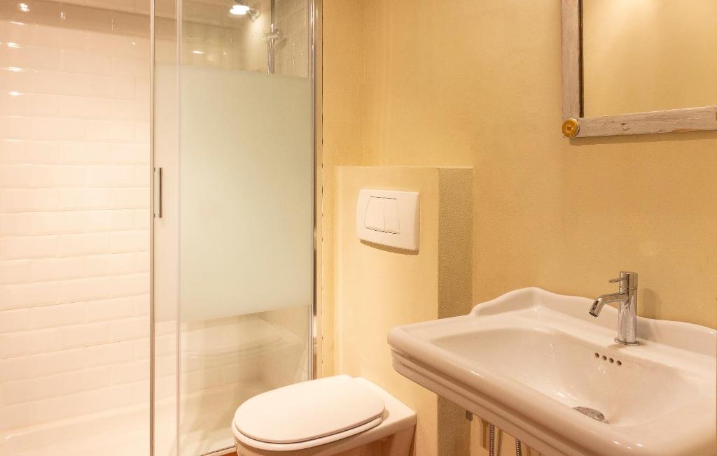 une salle de bain avec une douche, des toilettes et un lavabo dans l'établissement Villa Contessa, à Bagni di Lucca 33 autres photos