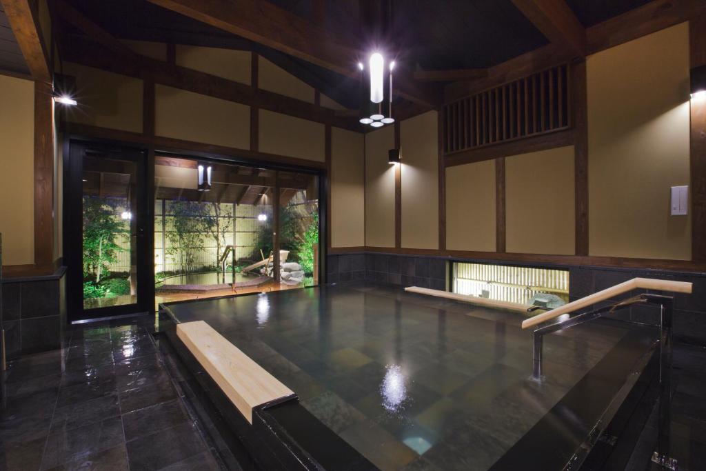 - une piscine dans une chambre avec piscine dans l'établissement Kizukuri no Yado Hashizuya, à Misasa