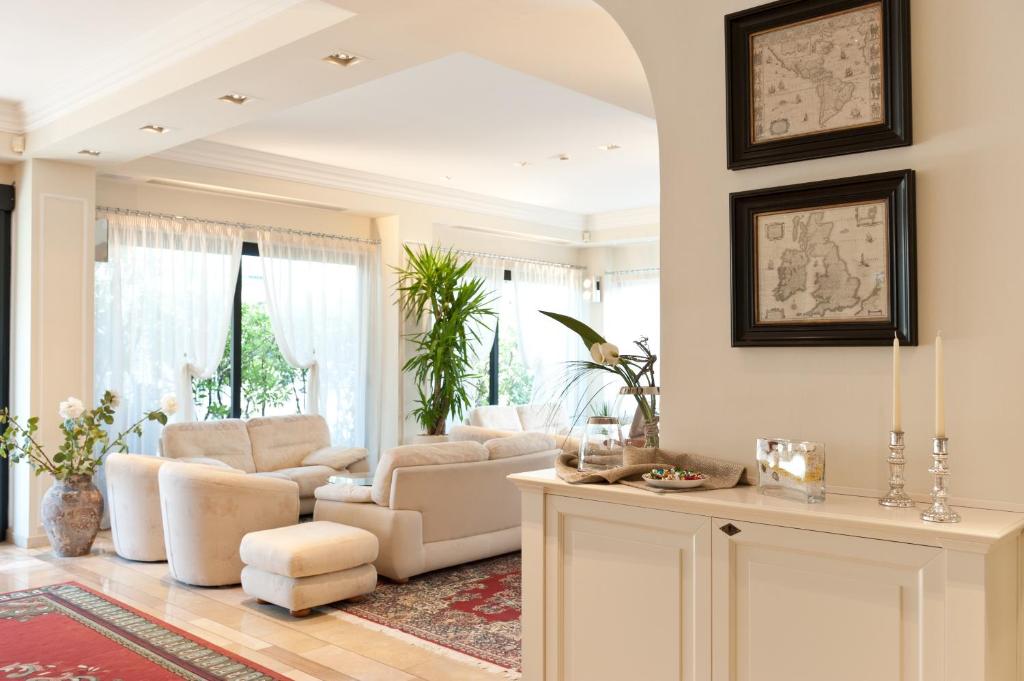 un salon avec un canapé et une table dans l'établissement Hotel Derby Exclusive, à Milano Marittima