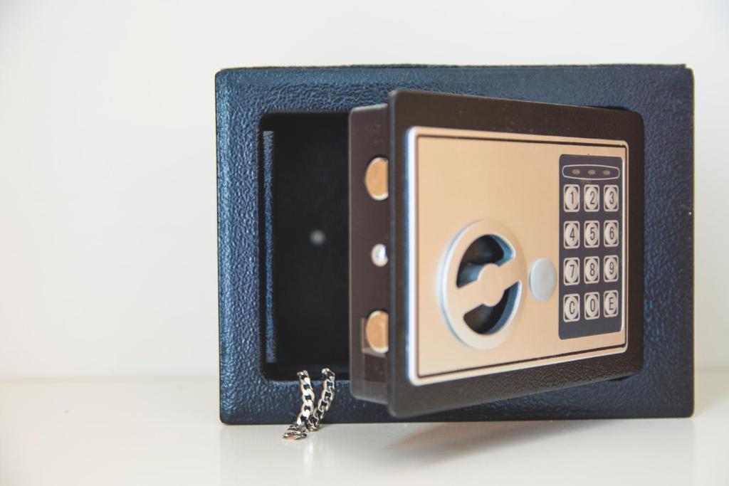 un téléphone noir et blanc avec une clé dans l'établissement Adria Beach Hotel, à Alba Adriatica