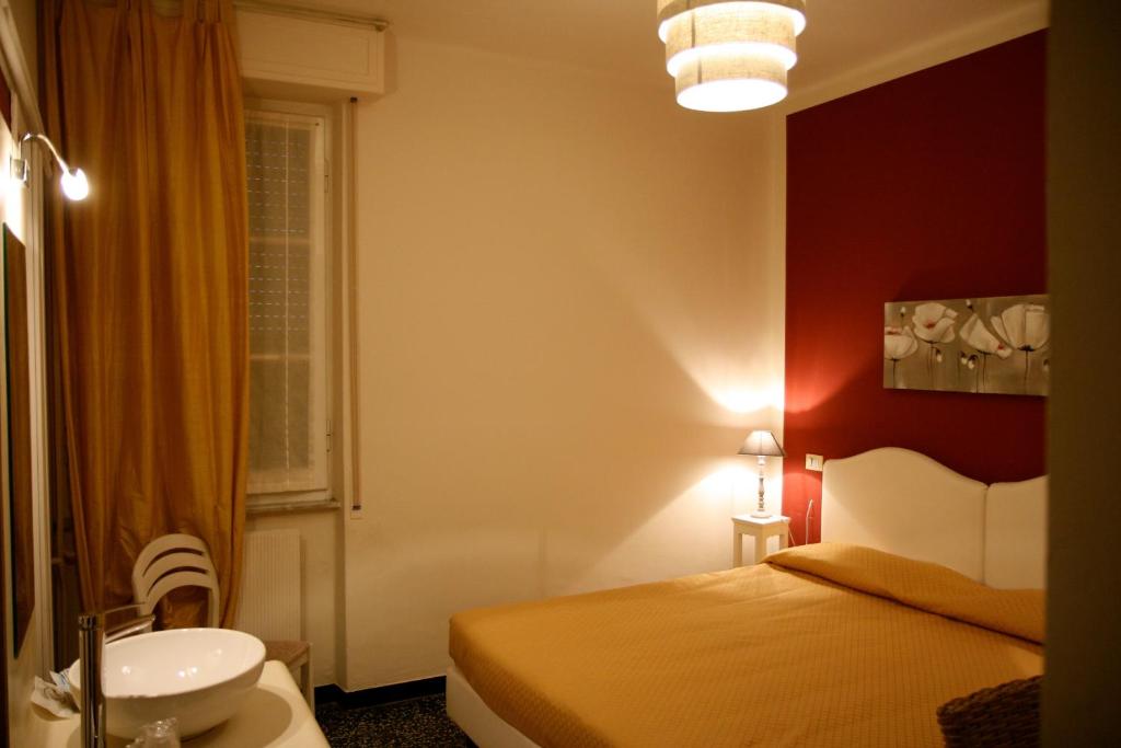 une chambre avec un lit et un lavabo dans l'établissement Hotel Gabbiano, à Alassio