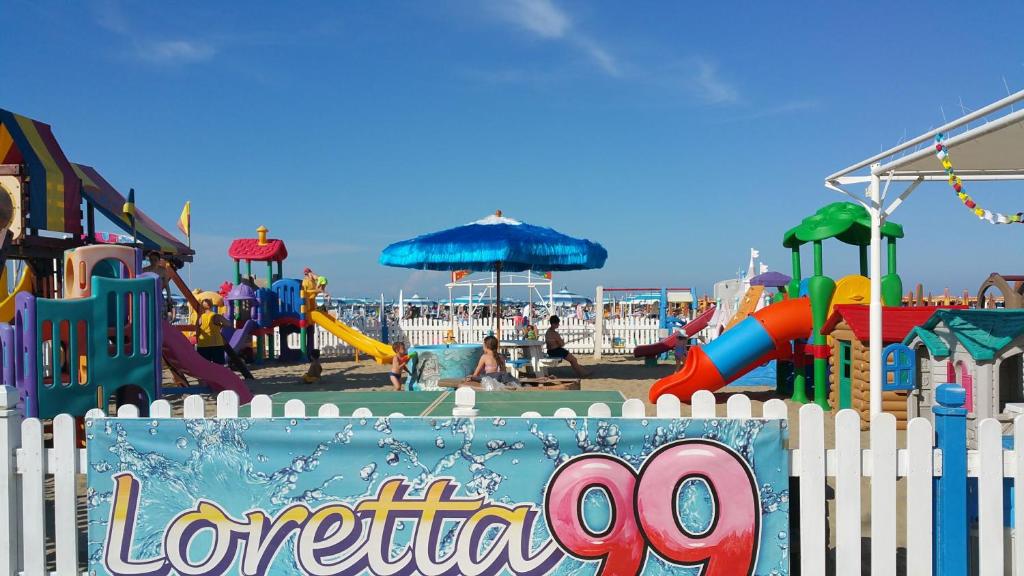 - une aire de jeux pour enfants sur la plage dans l'établissement Residence Acqua Suite Marina, à Rimini