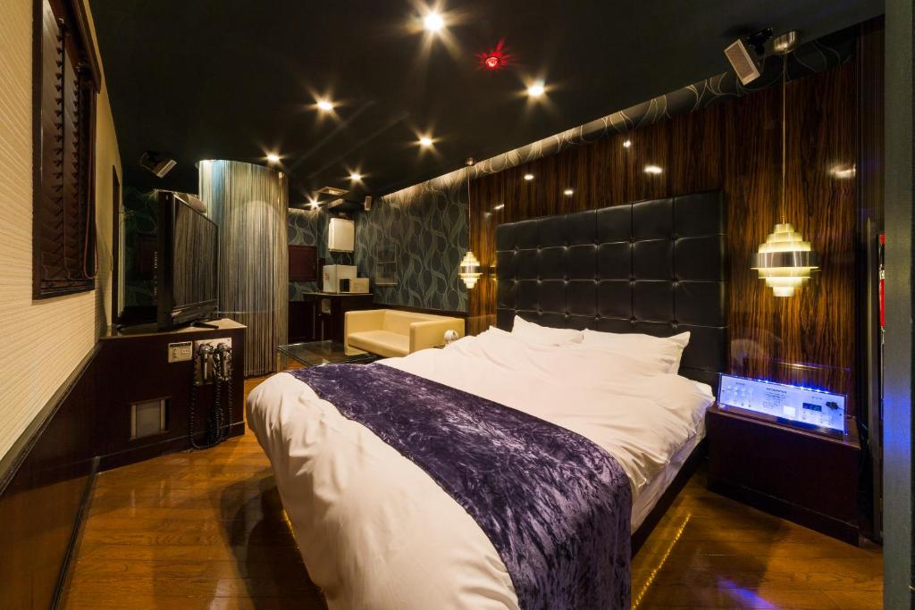 une chambre avec un grand lit et une télévision dans l'établissement Hotel Tosu Tsukasa (Love Hotel), à Tosu