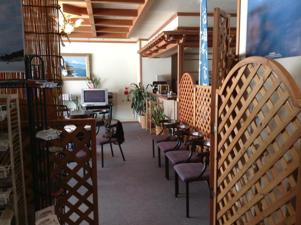 Cette chambre comprend une rangée de chaises et un bureau. dans l'établissement Happokan, à Hakuba