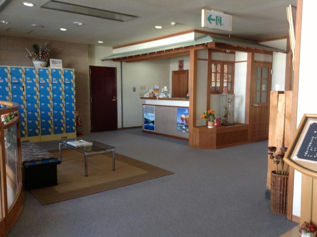 un hall d'hôpital avec une salle d'attente dans l'établissement Happokan, à Hakuba