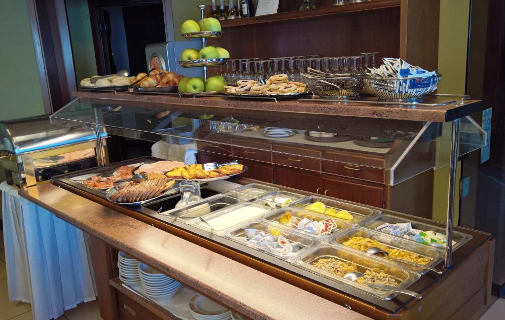 une ligne de buffet avec de nombreux types de nourriture différents dans l'établissement Hotel Nike, à Brenzone 37 autres photos