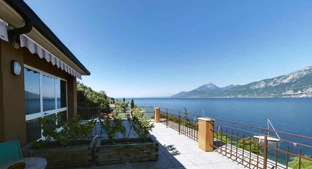 - un balcon offrant une vue sur l'eau dans l'établissement Hotel Nike, à Brenzone