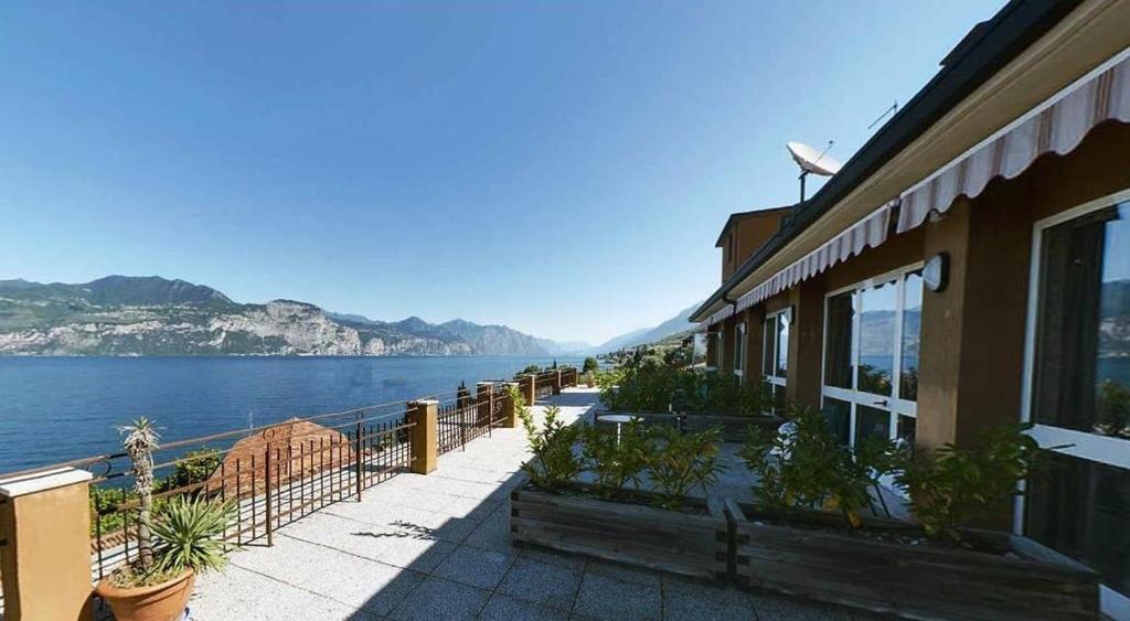 - un bâtiment avec vue sur l'eau dans l'établissement Hotel Nike, à Brenzone