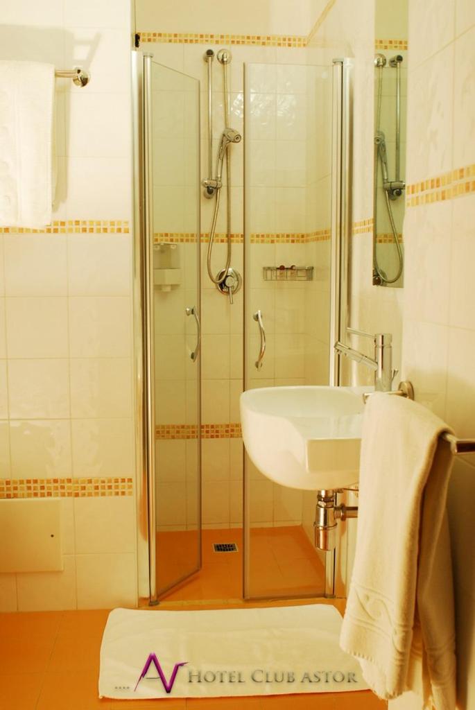une salle de bain avec un lavabo et une douche dans l'établissement Hotel Club Astor, à Ugento