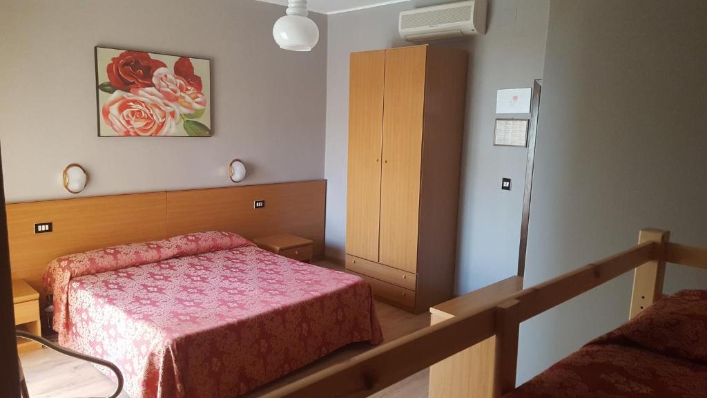 une petite chambre avec un lit et un escalier dans l'établissement Hotel Sole, à Eraclea Mare
