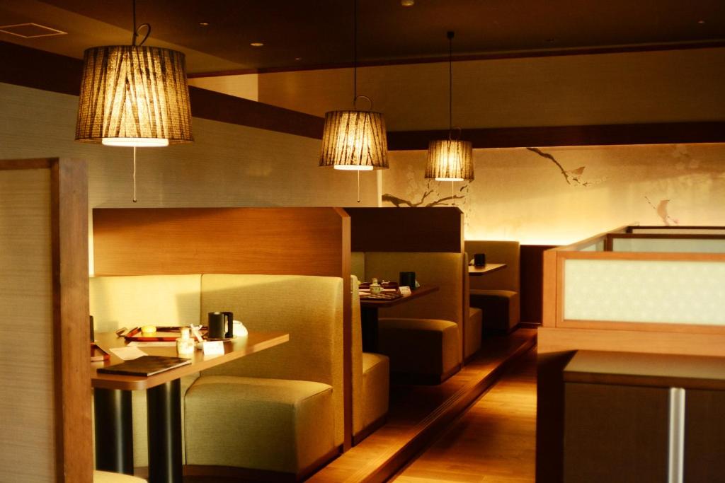 un restaurant avec des chaises et des suspensions dans l'établissement Kafutei, à Yamaga