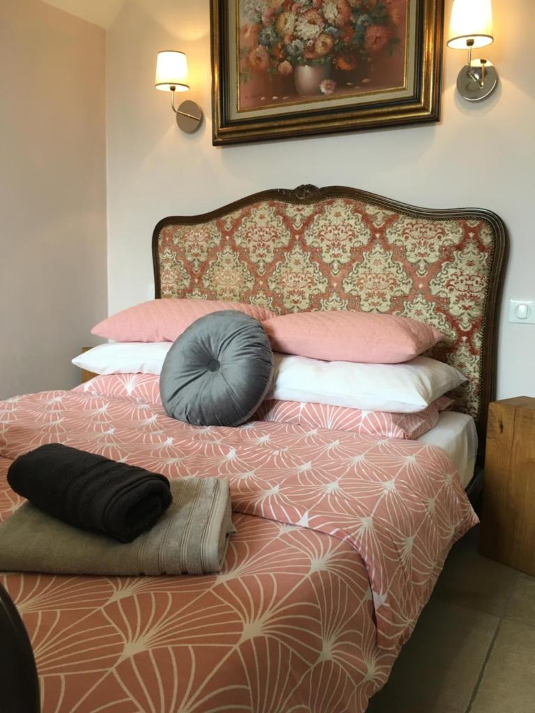 une chambre avec un lit avec des oreillers dessus dans l'établissement Gite colombe des bois, à Estadens 37 autres photos