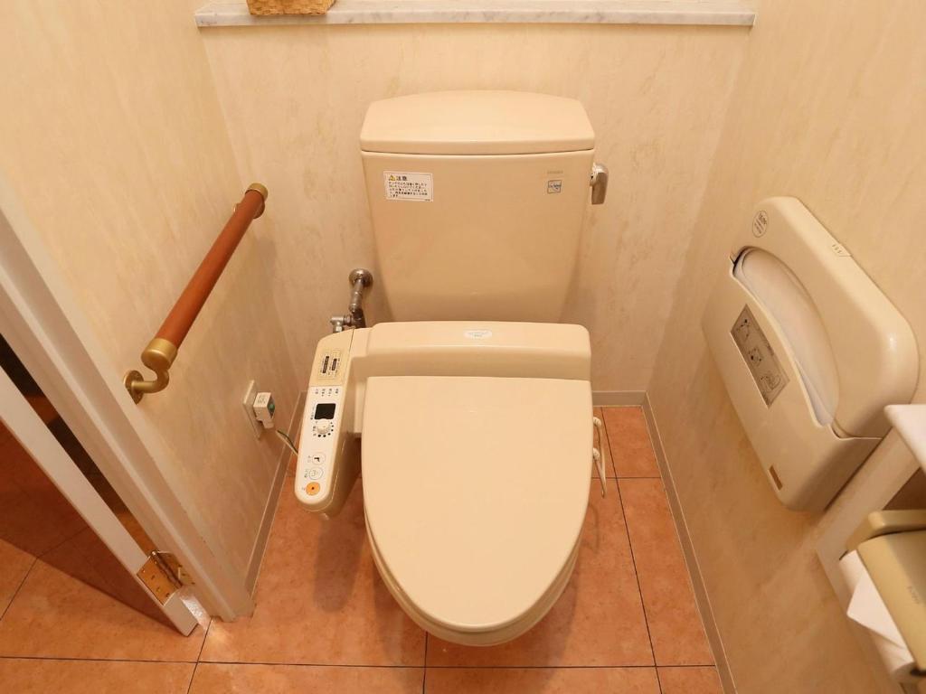 une salle de bain avec toilettes et urinoir dans l'établissement ホテルファインシエル島根松江店 - 大人専用, à Matsue 5 autres photos