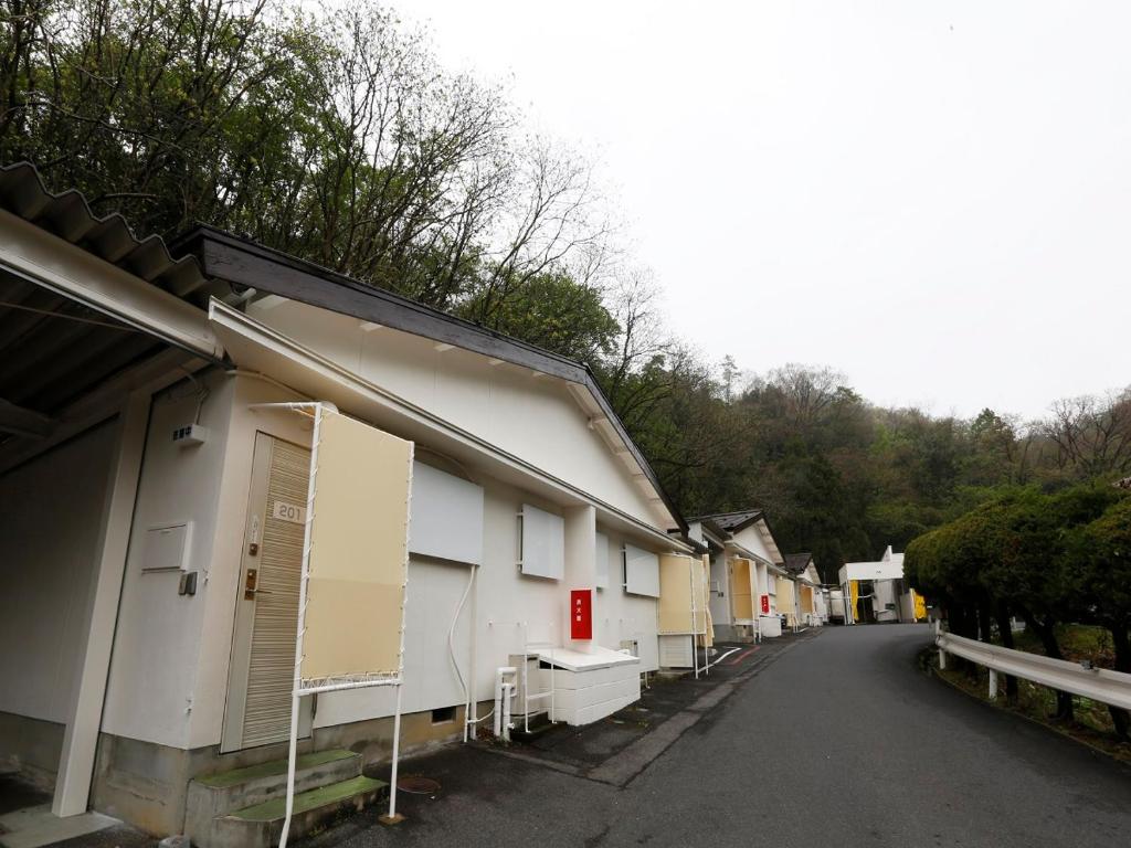 une rangée de bâtiments garés à côté d'une rue dans l'établissement ホテルファインシエル島根松江店 - 大人専用, à Matsue