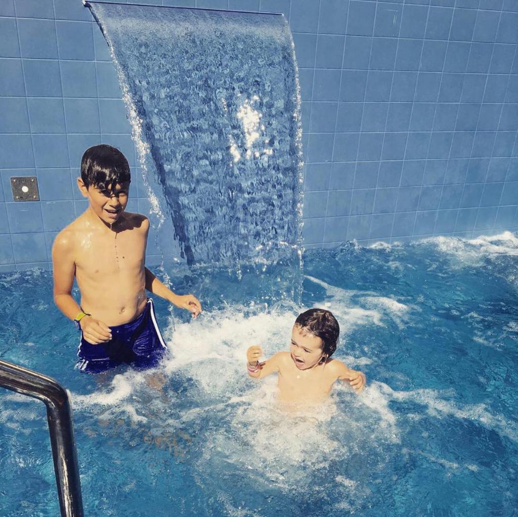 deux jeunes garçons jouant dans une piscine dans l'établissement Nautilus, à Riccione