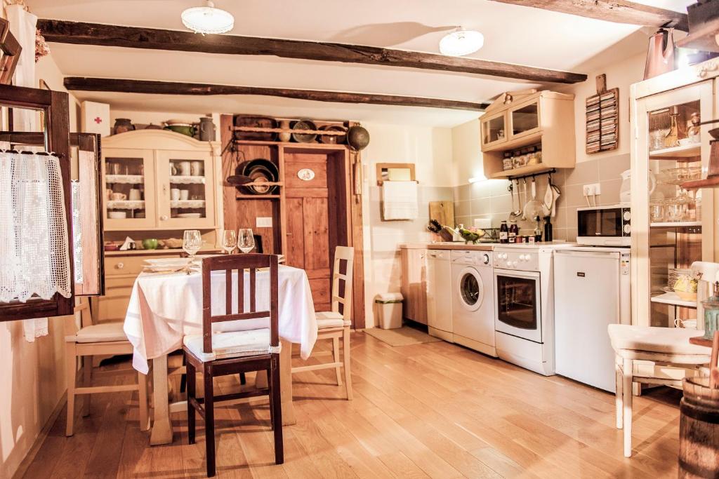 Country house with a pool in Medvednica Nature Park 8