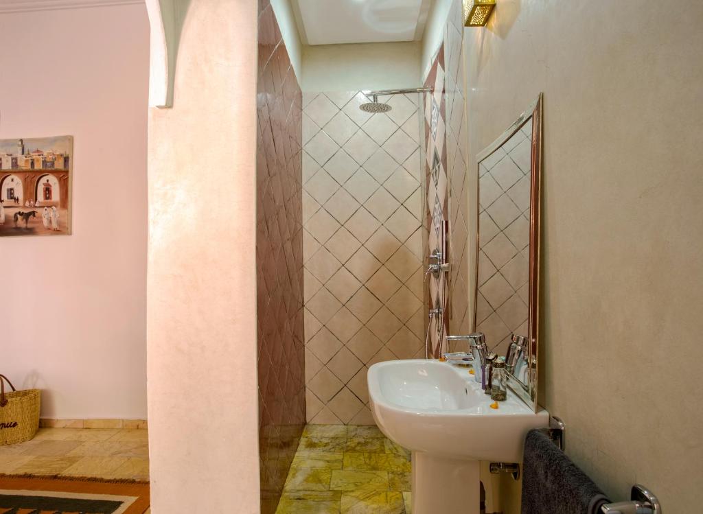 une salle de bain avec un lavabo et un miroir dans l'établissement Riad Leila Marrakech, à Marrakech