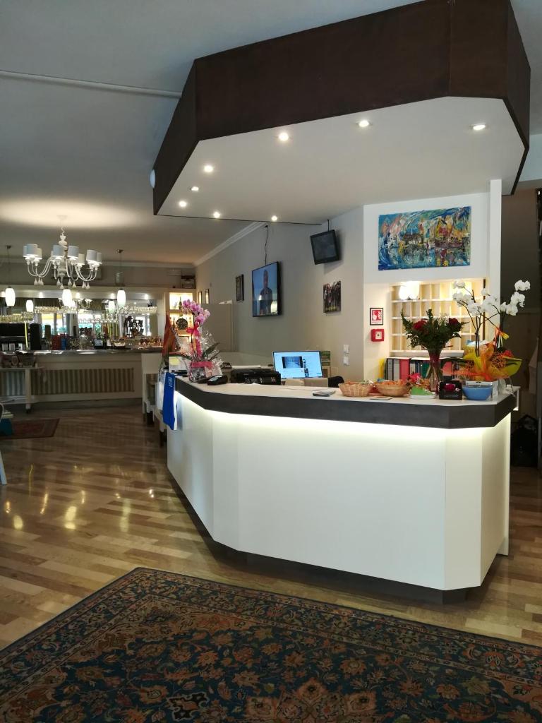 un hall d'entrée avec un comptoir d'accueil dans un magasin dans l'établissement Hotel Villa Roma, à Caorle