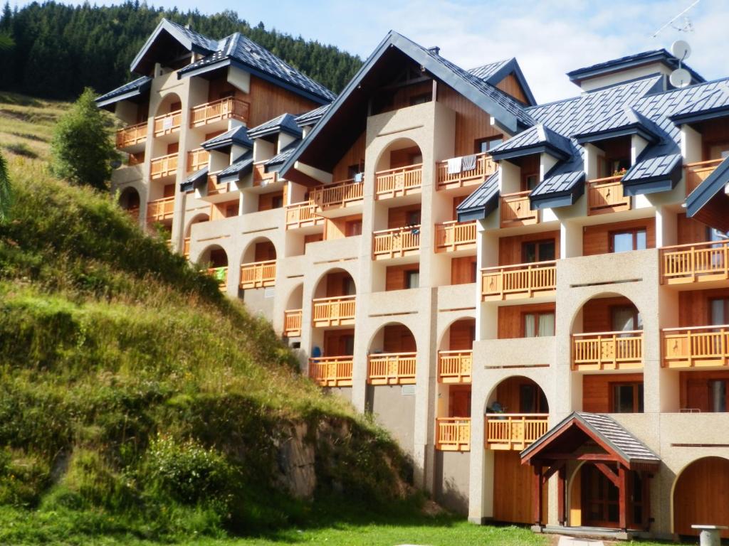 un hôtel avec des panneaux solaires sur le côté d'une colline dans l'établissement Pluton B63, à Les Deux Alpes