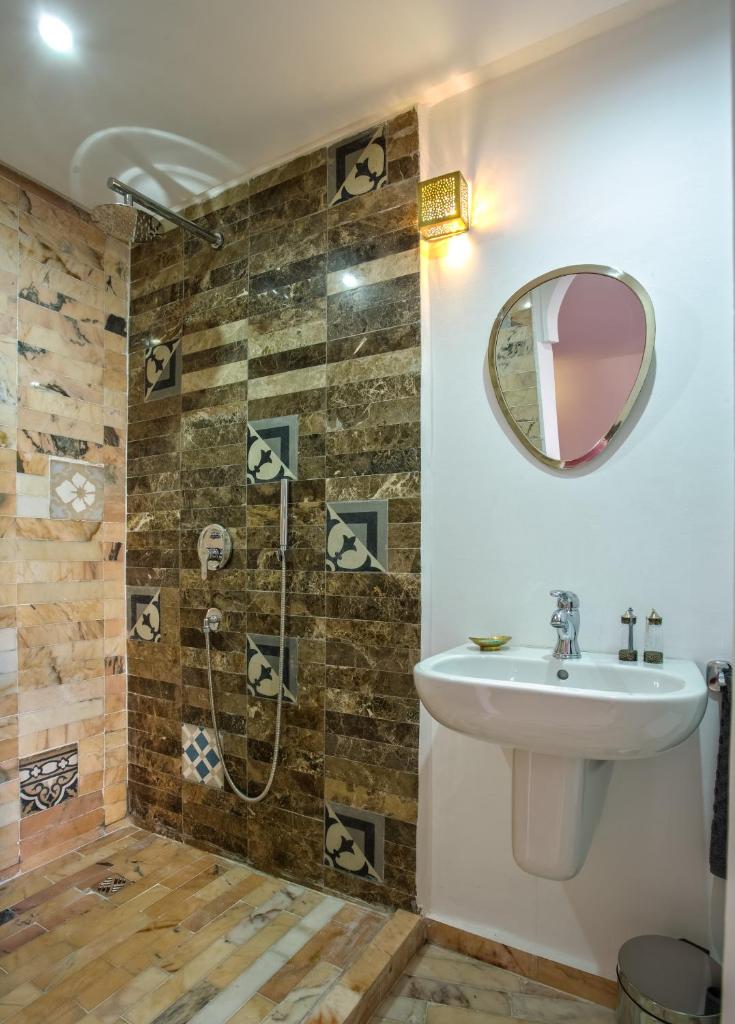 une salle de bain avec un lavabo et une douche dans l'établissement Riad Leila Marrakech, à Marrakech