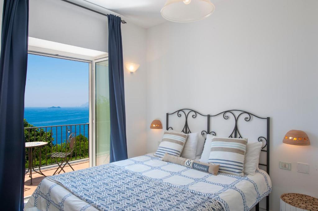 une chambre avec un lit avec vue sur l'océan dans l'établissement Villa Giulia, à Praiano