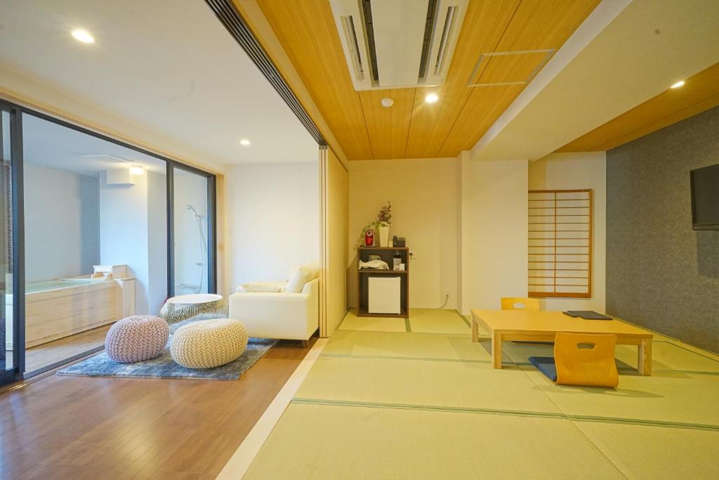 un salon avec un canapé et une table dans l'établissement SEVEN SEAS HOTEL ITO (セブンシーズホテル）, à Itō