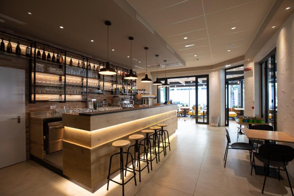 un bar dans un restaurant avec des tabourets de bar dans l'établissement Hotel Danieli, à Lido di Jesolo