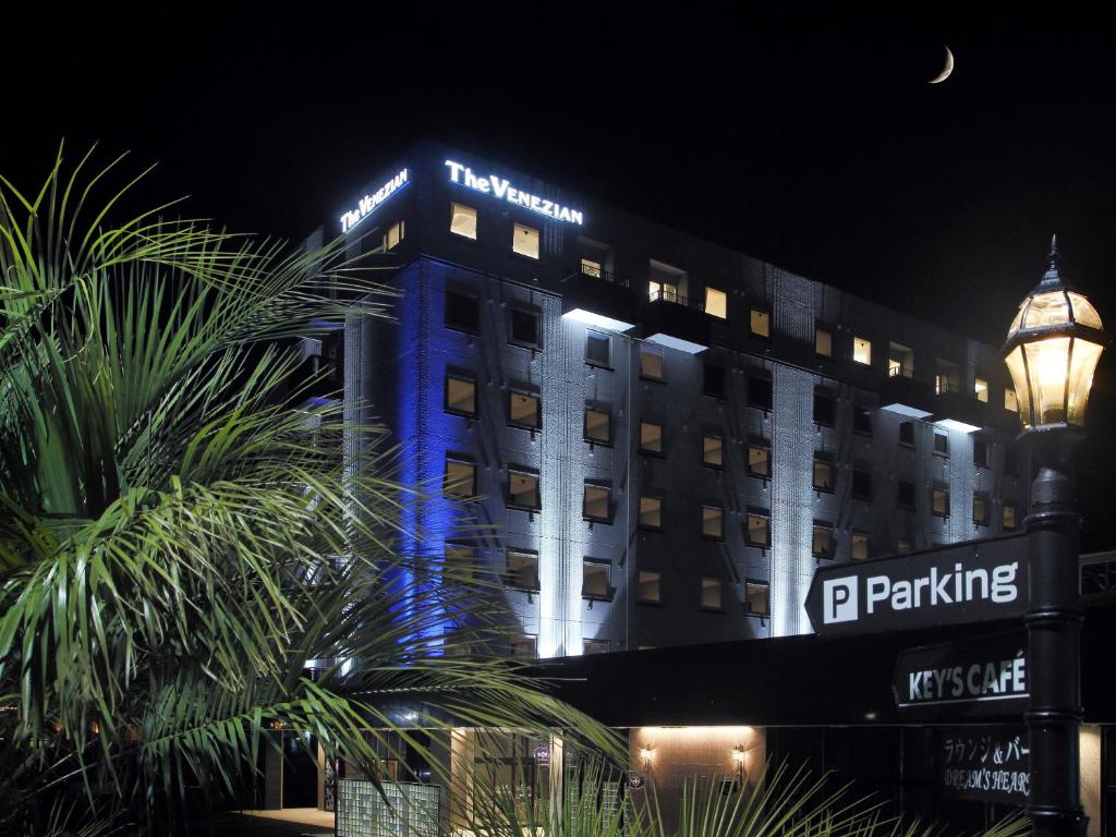 un bâtiment avec des lumières bleues allumées la nuit dans l'établissement Venezian Hotel Shiroishi Zao, à Shiroishi