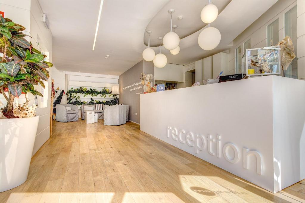 une salle avec un comptoir de réception dans un magasin dans l'établissement Hotel Majestic, à Milano Marittima 77 autres photos