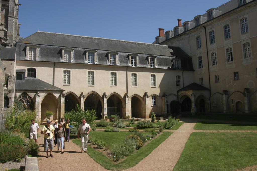 un groupe de personnes marchant devant un bâtiment dans l'établissement Camping Au Coeur de Vendome, à Vendôme