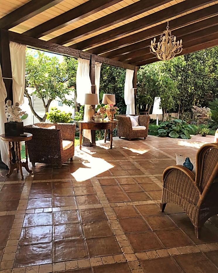 d'une terrasse avec des chaises, une table et un plafond. dans l'établissement The queen's house, à Agrigente 45 autres photos
