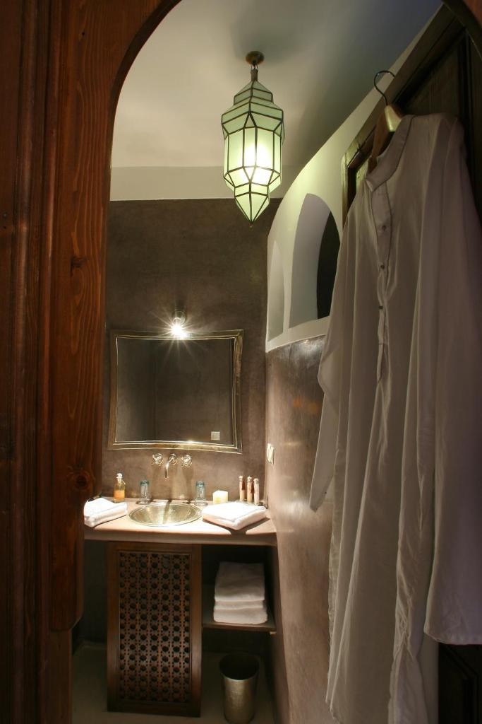 une salle de bain avec un lavabo et un miroir dans l'établissement Riad CHERRATA, à Marrakech