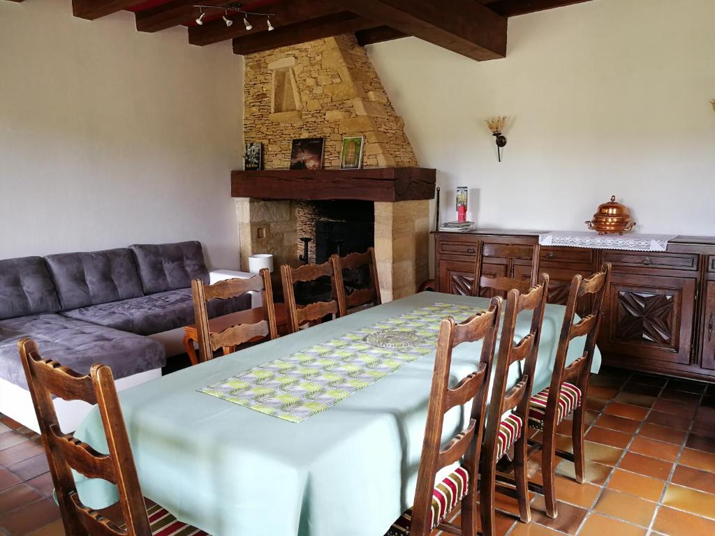 une salle à manger avec une table et un canapé dans l'établissement ETOILE D'ISIS, Gites a la ferme, à Lavaur