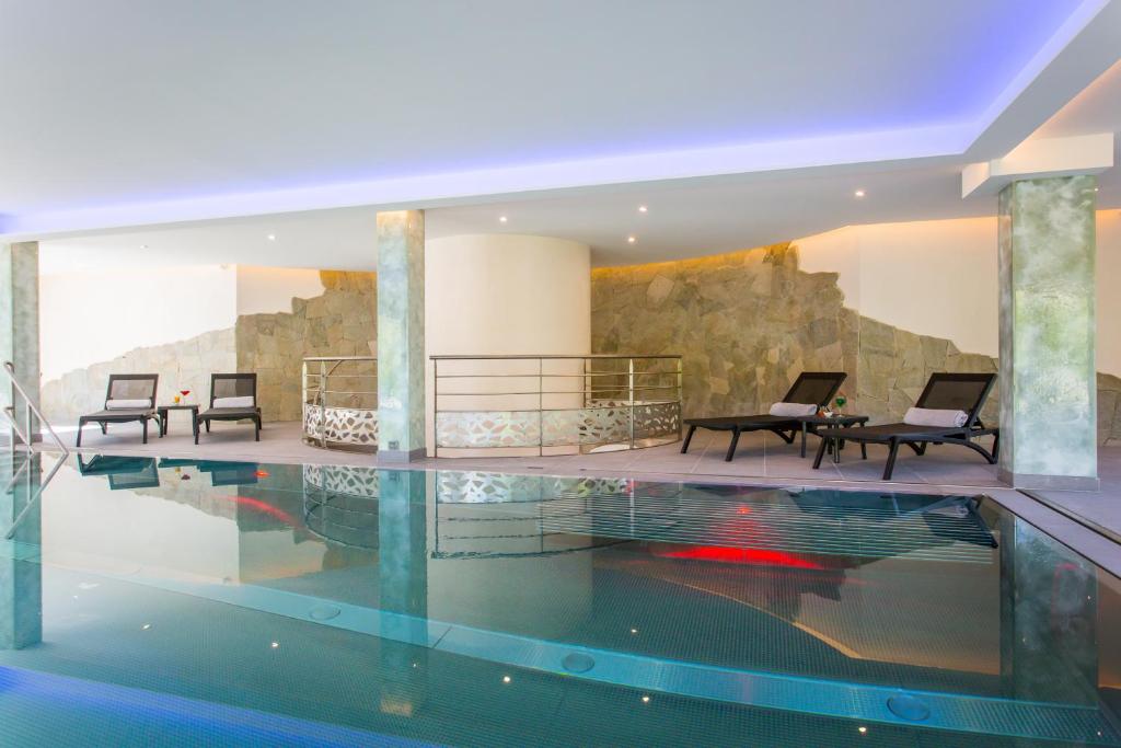 une maison avec une piscine au milieu dans l'établissement Hotel Restaurant Mont Champ du Feu, à Belmont