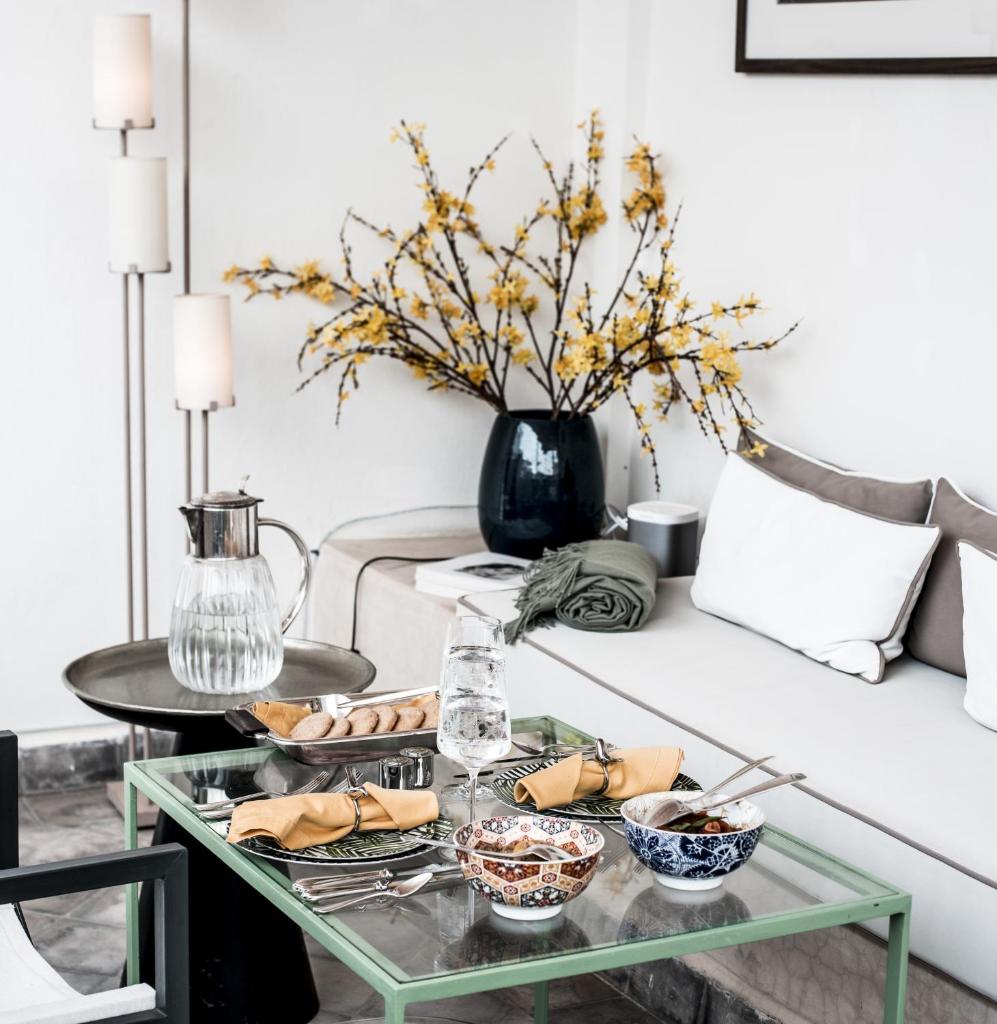 - un salon avec une table basse en verre et de la nourriture dans l'établissement Dar Mayshad Riad - Luxurious Boutique Hotel in the Medina, à Rabat