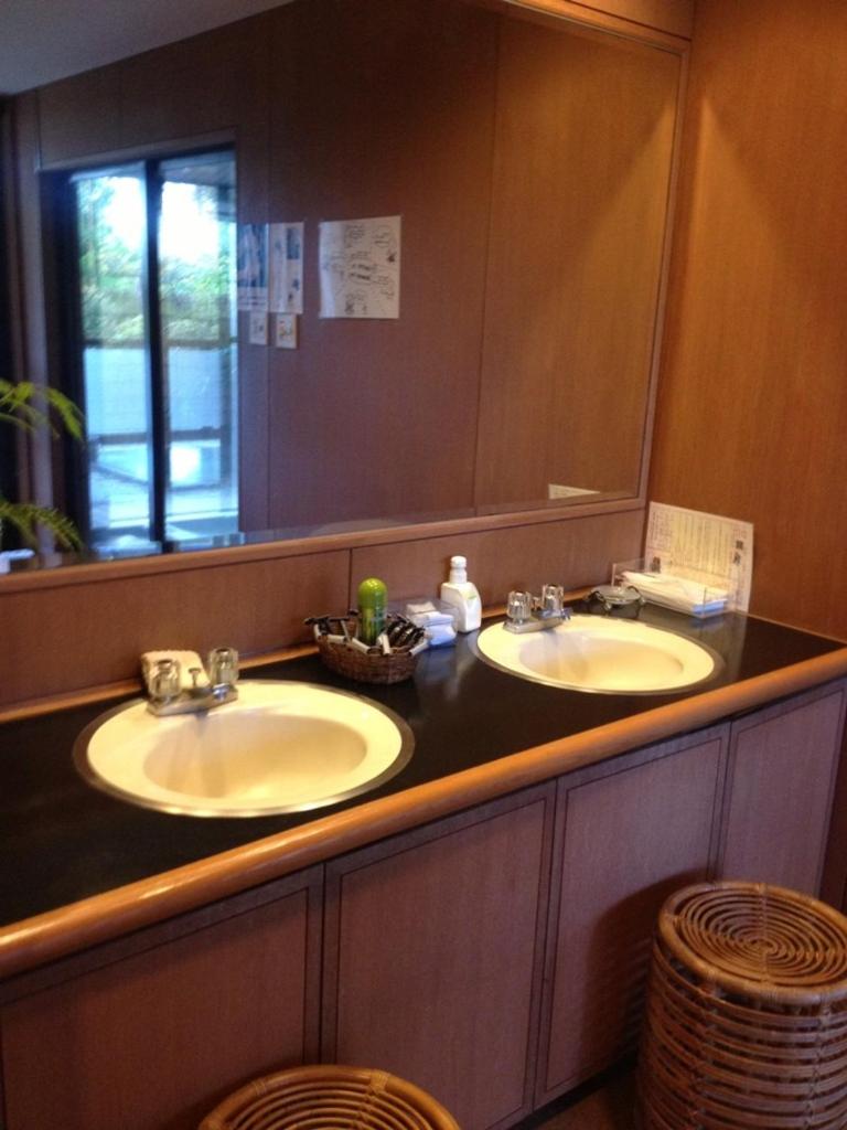 une salle de bain avec deux lavabos et un grand miroir dans l'établissement Lalaca, à Hakone
