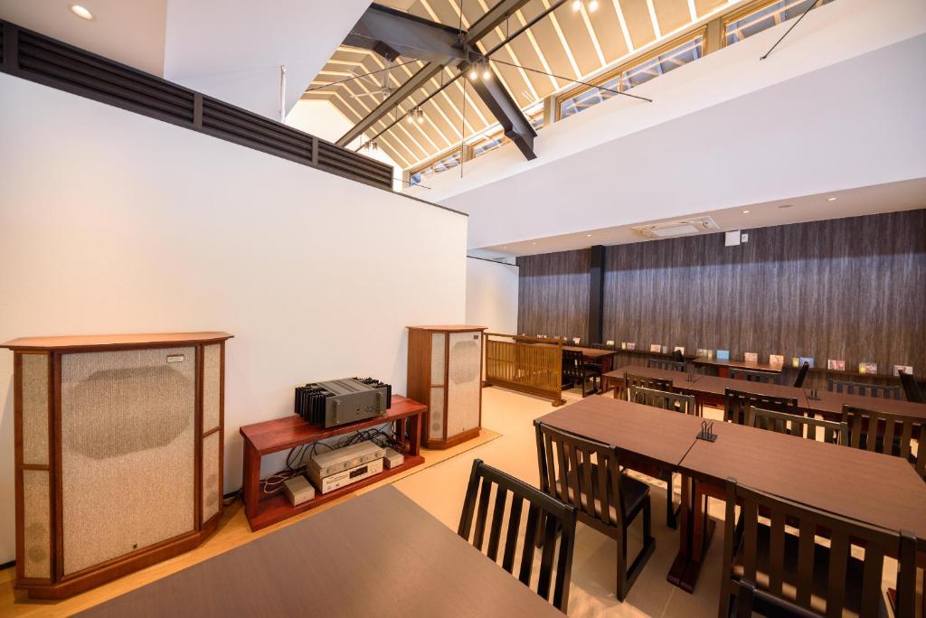 une salle à manger vide avec des tables et des chaises dans l'établissement Yufuin Iyotomi, à Yufu 65 autres photos