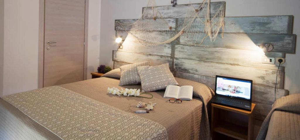 - une chambre avec un lit et une télévision dans l'établissement Hotel Sandra, à Rimini