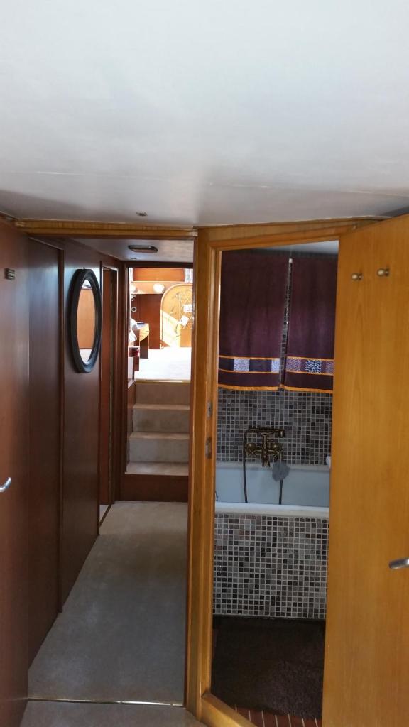- une vue sur la salle de bains pourvue d'un lavabo et d'un miroir dans l'établissement Lady of Bahia, à Marseillan 12 autres photos