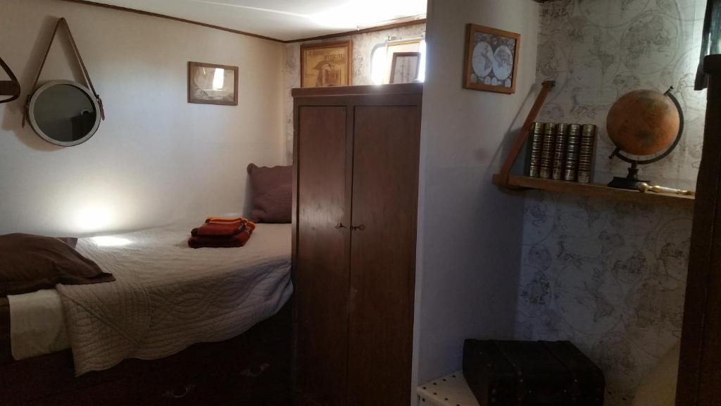 une petite chambre avec un lit et une armoire dans l'établissement Lady of Bahia, à Marseillan