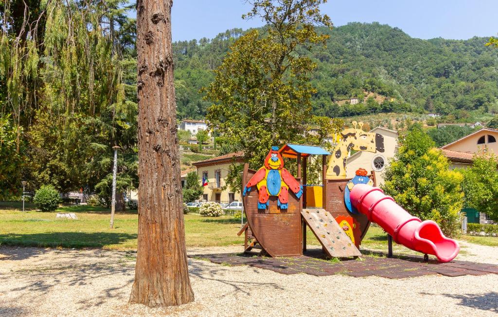 - une aire de jeux dans un parc avec toboggan dans l'établissement Villa Contessa, à Bagni di Lucca