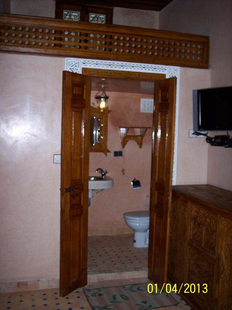 une salle de bain avec toilettes et lavabo dans l'établissement Riad Benchekroun, à Meknès 37 autres photos