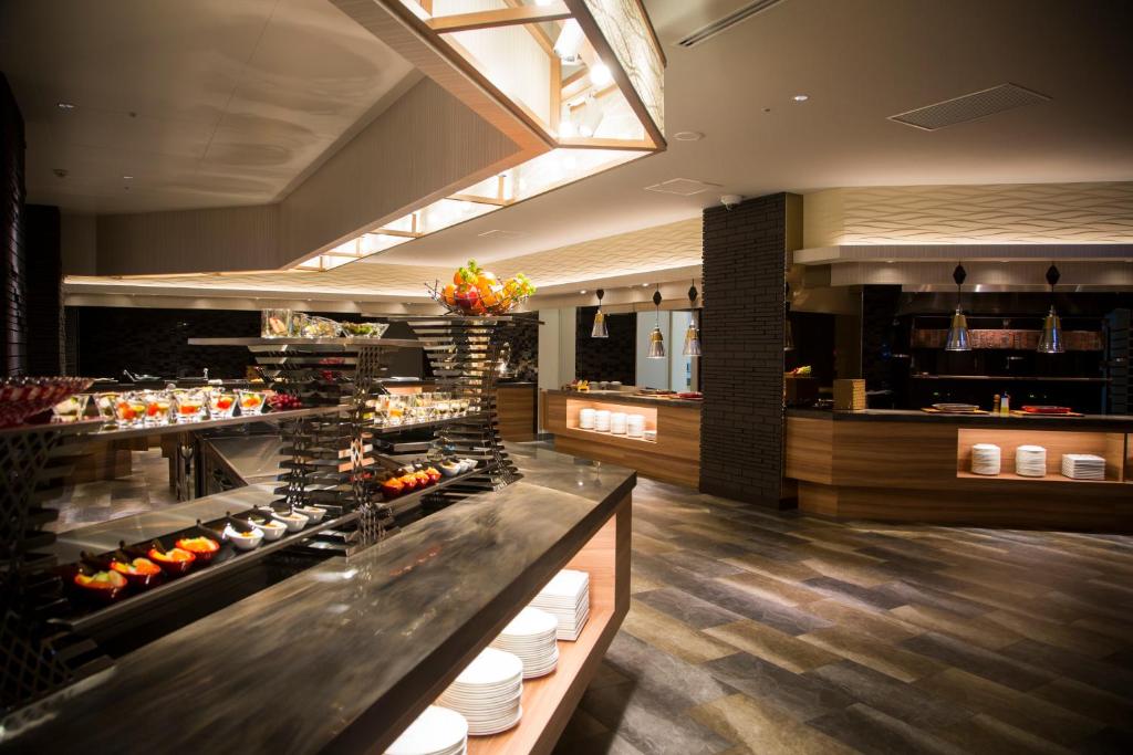 - un restaurant avec un buffet de plats dans l'établissement Yunokawa Prince Hotel Nagisatei, à Hakodate 17 autres photos