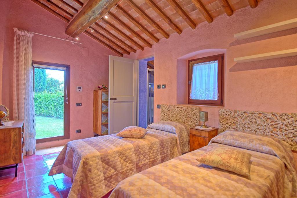une chambre avec trois lits dans une pièce dans l'établissement Villa Sonia by PosarelliVillas, à San Donato in Poggio 23 autres photos
