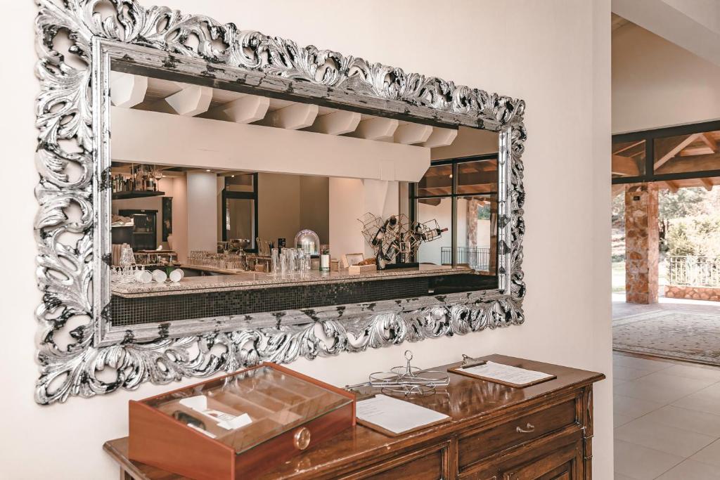 La salle de bains est pourvue d'un grand miroir mural. dans l'établissement Argentario Lagoon Resort & Spa, à Monte Argentario