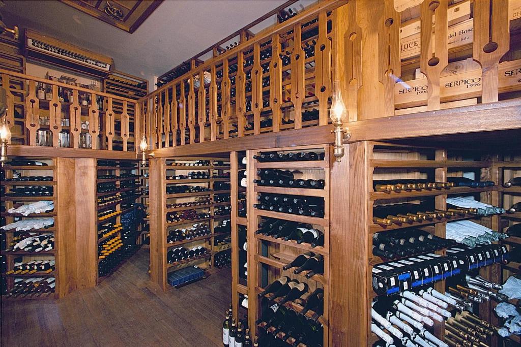 - un bouquet de bouteilles de vin dans l'établissement Taverna Del Capitano, à Massa Lubrense